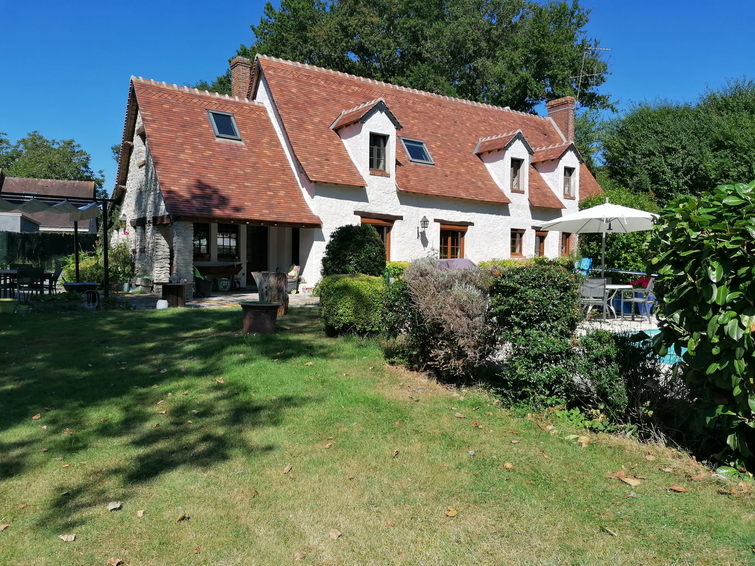 NORTH of TOURS LONGERE of CHARM plot of land 2.500m² heated swimming pool