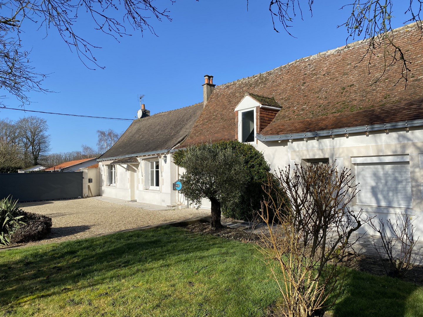 SOLD – COTTAGE ON ONE LEVEL – SOUTH OF TOURS LAND 4.000m² SWIMMING POOL GARAGE PARKING