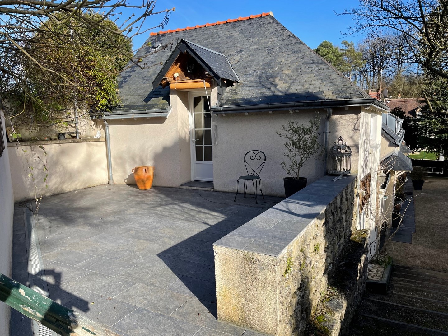 MAGNIFICENT LONGERE SOUTH-EAST OF TOURS – SWIMMING POOL – BED AND BREAKFAST – LAND 3600M².