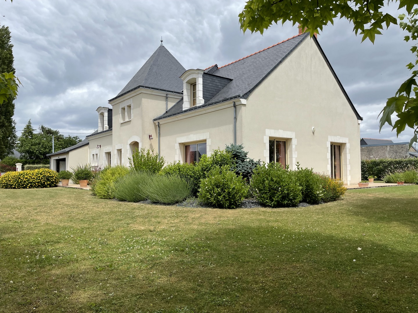 BEAUTIFUL CONTEMPORARY HOUSE 330m² – Garden 1600 m² – 15 min from Angers
