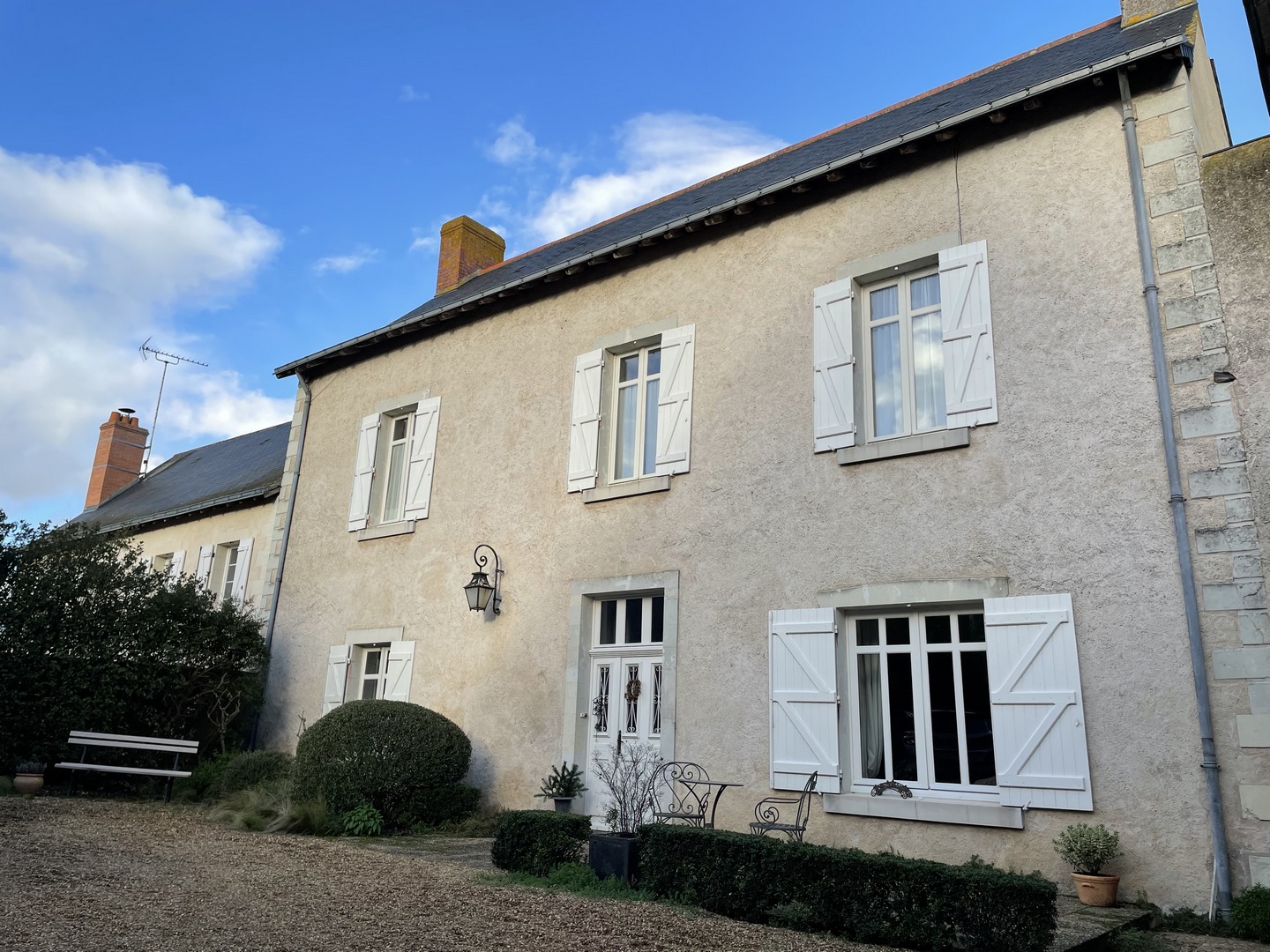 PRIORY HOUSE XVIIth and XVIIIth – 35 min ANGERS – 220m² –  OUTBUILDING – VERY NICE LANDSCAPED GARDEN – RIVER VIEW