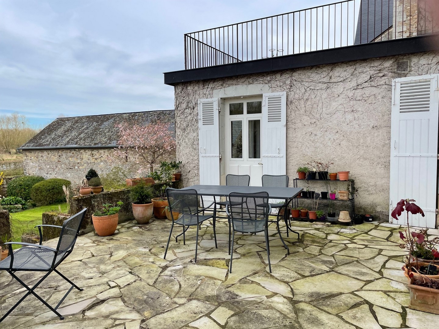 PRIORY HOUSE XVIIth and XVIIIth – 35 min Angers – 220m² – Outbuilding – Very nice landscaped garden – river view