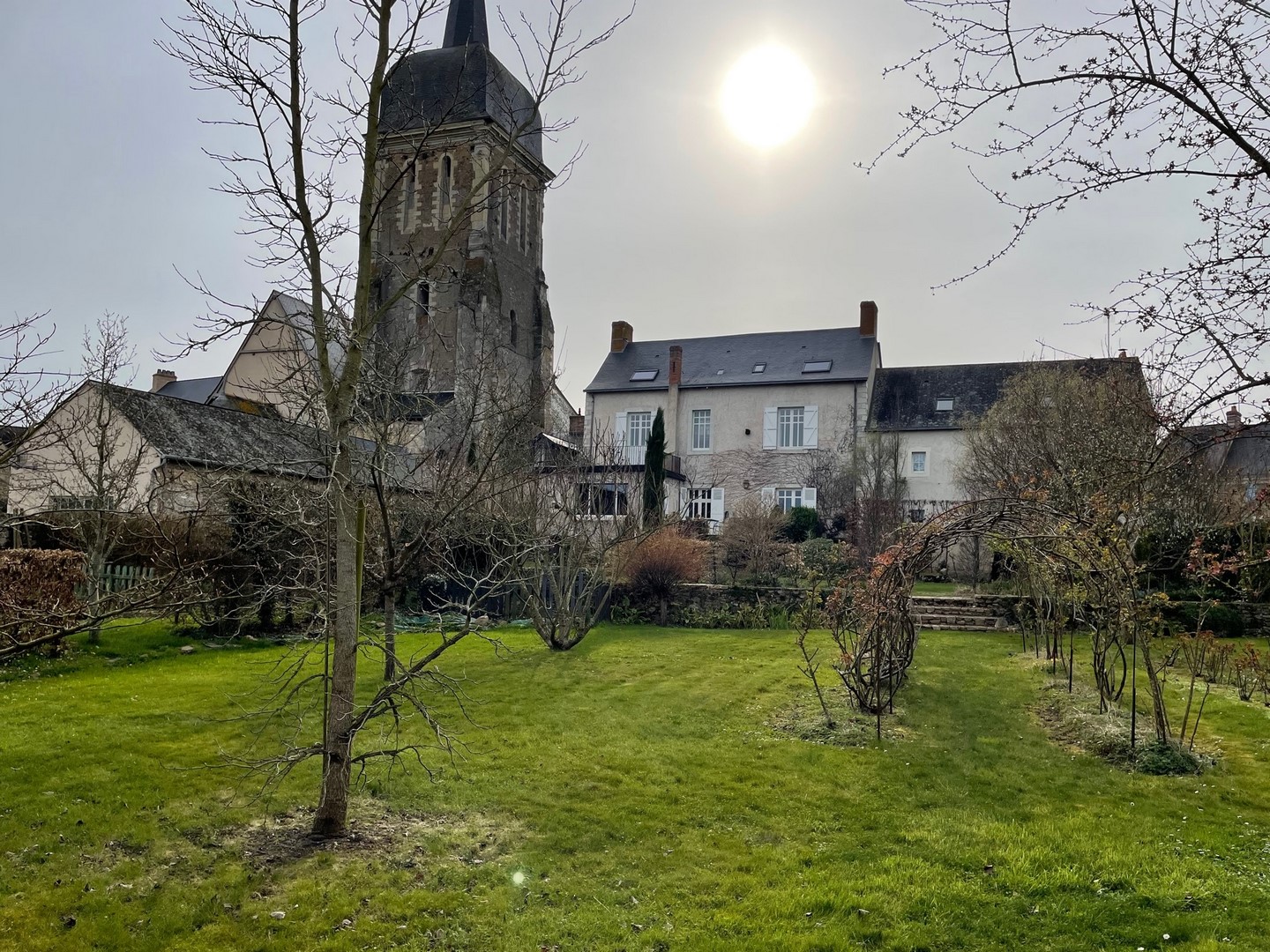 PRIORY HOUSE XVIIth and XVIIIth – 35 min Angers – 220m² – Outbuilding – Very nice landscaped garden – river view
