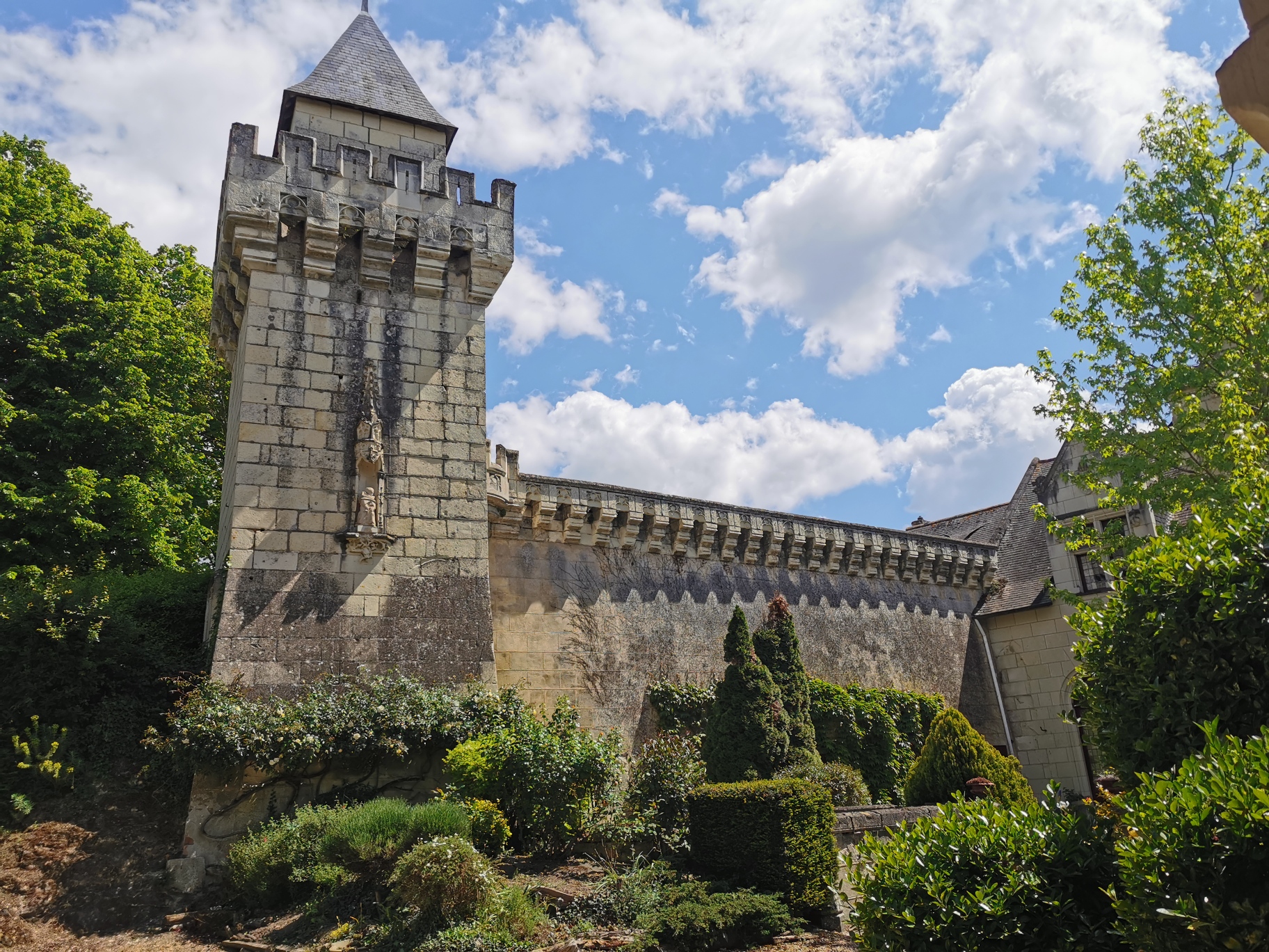 MAGNIFICENT CASTLE XVth – NEAR BY SAUMUR