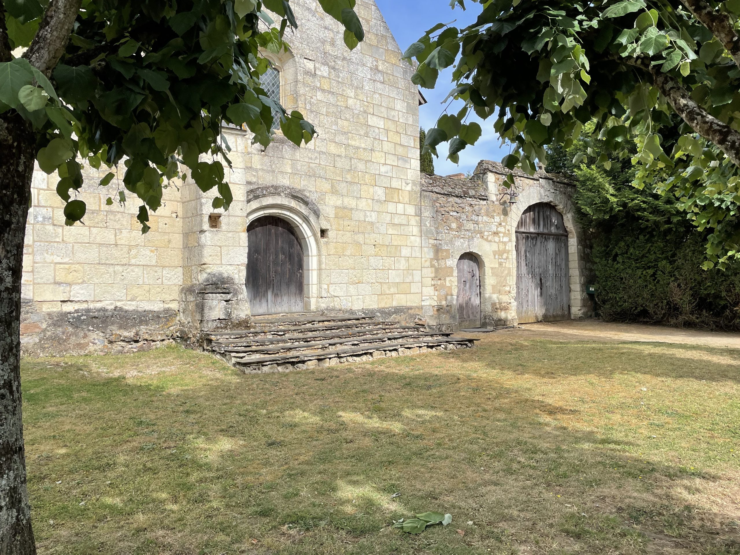 XVIth PRIORY 30 minutes from Angers- BEAUTIFUL PARK WITH TREES /DEPENDENCE