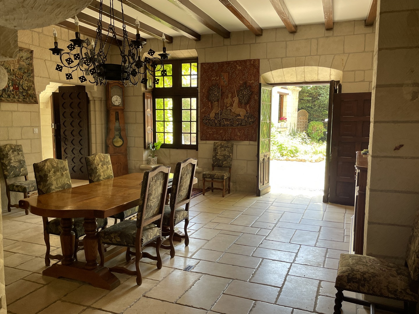 Magnificent 14th century Manor House of 494m² – Park of 7400m² – Outbuildings – Arched cellars