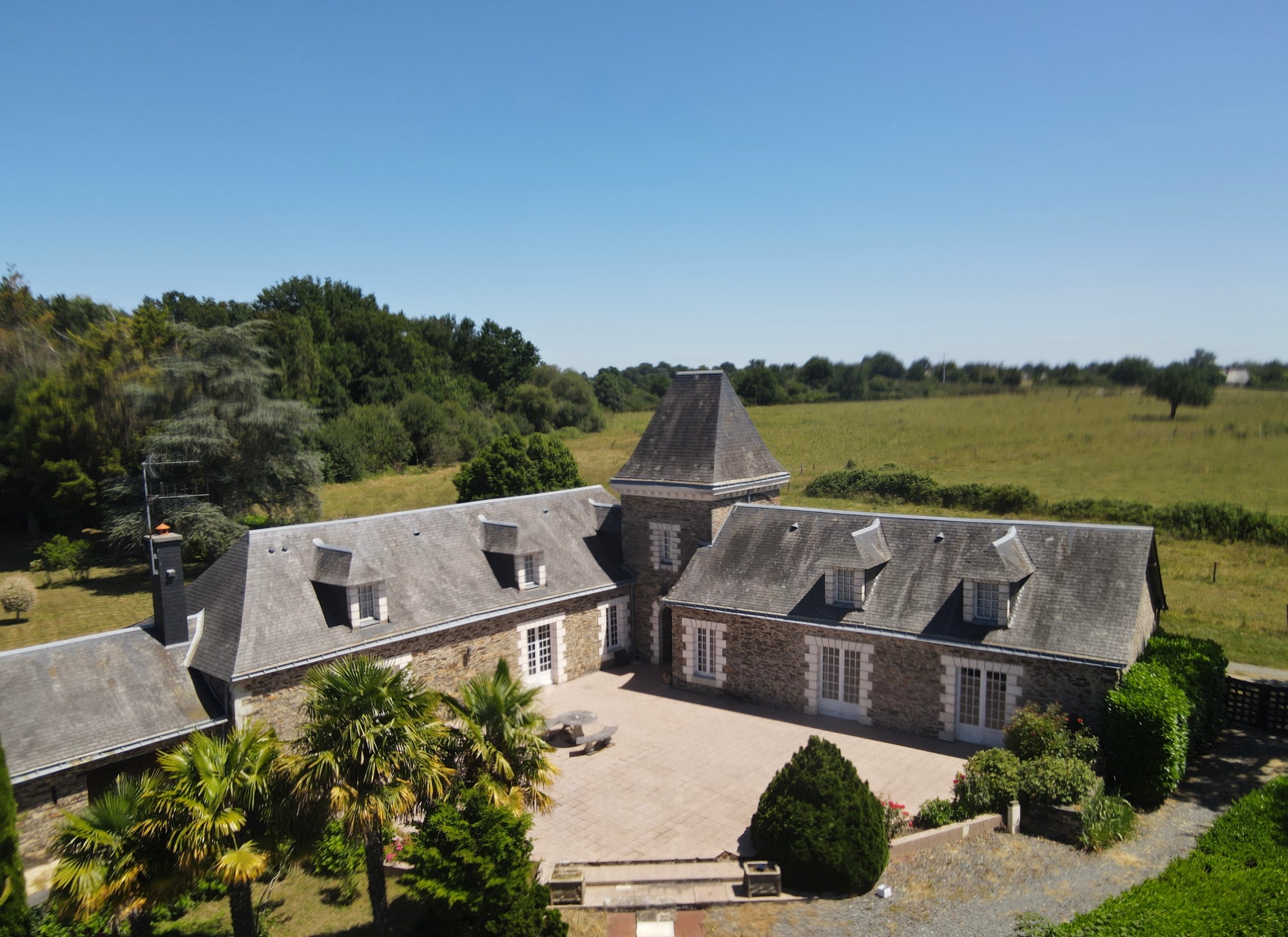 16th CENTURY PROPERTY 30 mn FROM ANGERS-245 m2- 1 HECTARE – POND – BARN