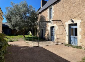 BEAUTIFUL HOUSE OF CHARACTER – HISTORIC CENTRE OF MONTREUIL BELLAY