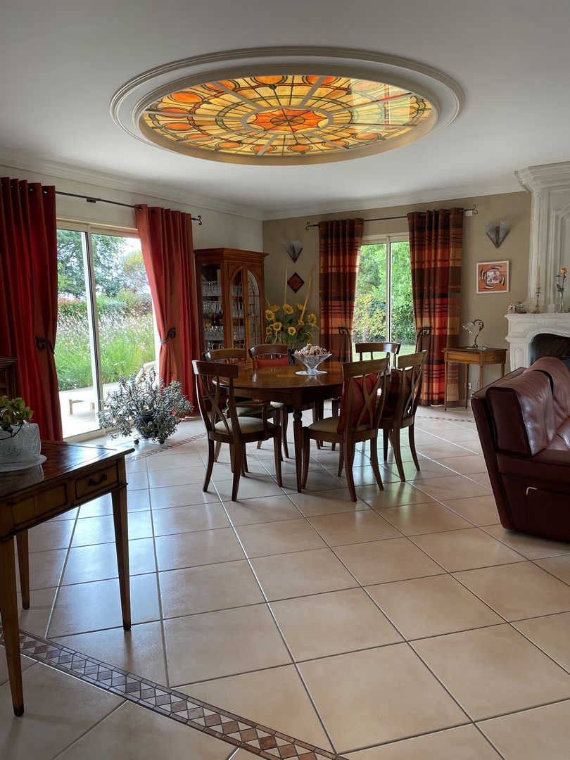 BEAUTIFUL CONTEMPORARY HOUSE 330m² – GARDEN 1600 m² – 15 min FROM ANGERS