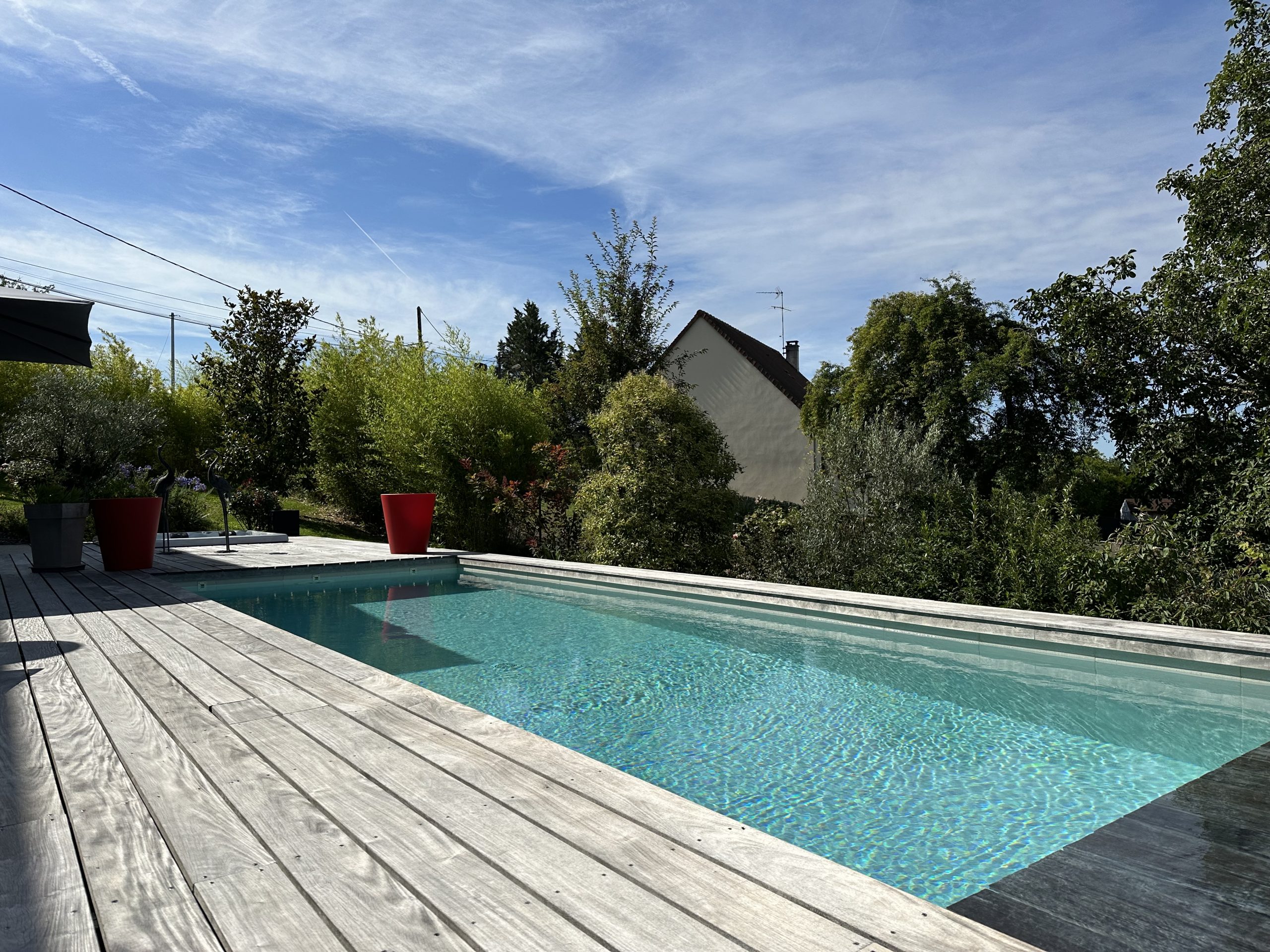 CONTEMPORARY – REMARKABLE SITE – VOUVRAY – LAND 1.650m – SWIMMING POOL – JACUZZI – CELLAR