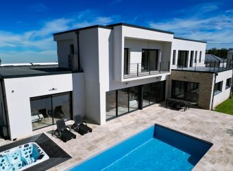 CONTEMPORARY HOUSE SAINT CYR SUR LOIRE DOUBLE GARAGE SWIMMING POOL JACUZZI LAND 1,150 m²